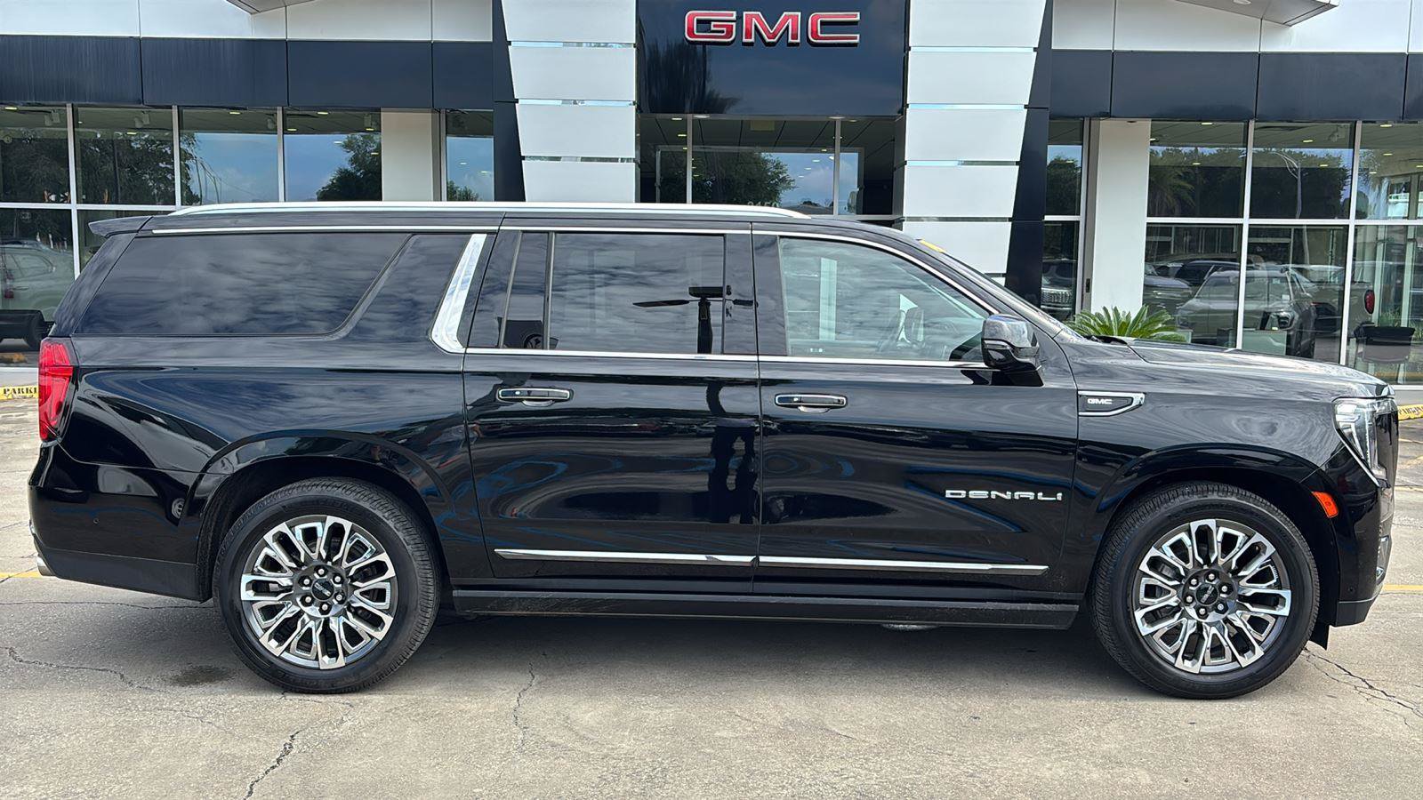 Certified 2023 GMC Yukon XL Denali Ultimate w/ LPO, Floor Liner Package AWD/4WD image 8
