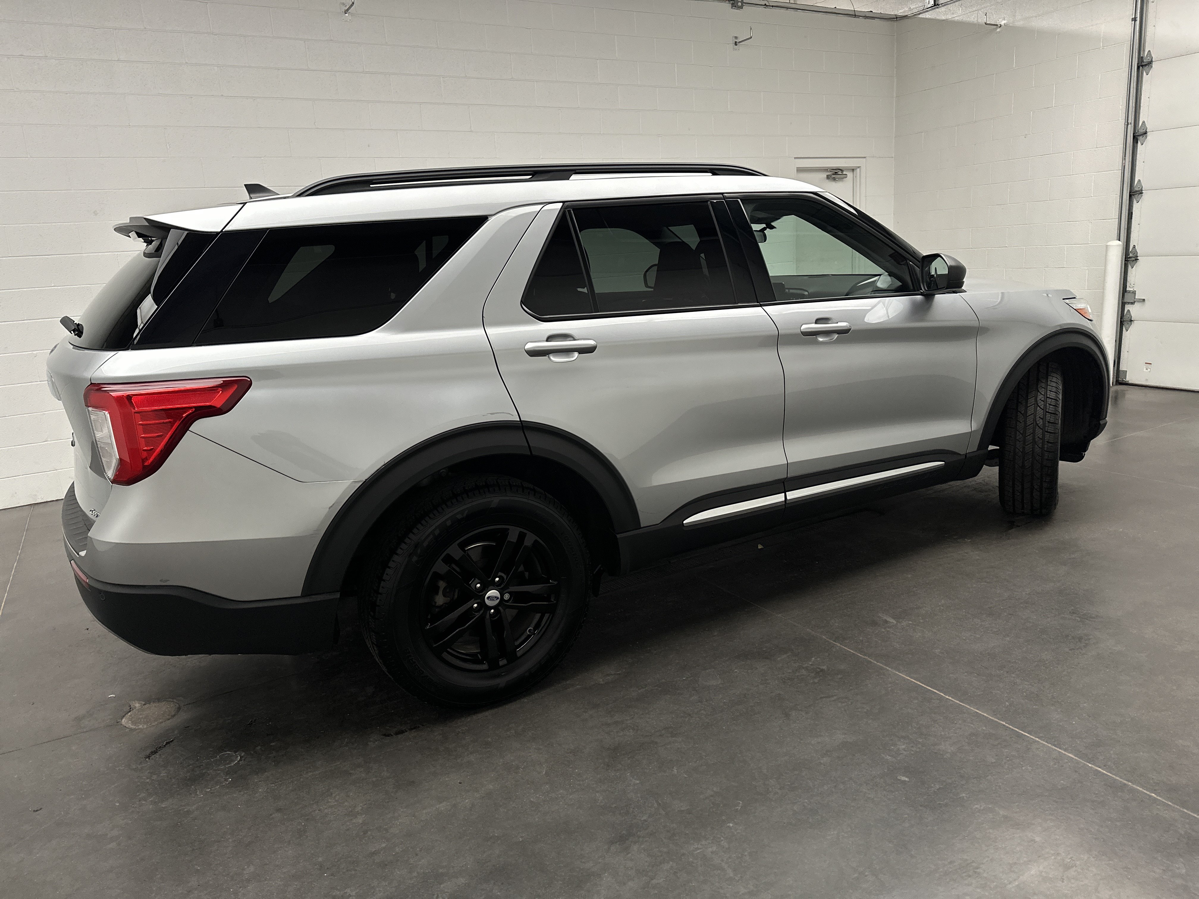 Used 2023 Ford Explorer XLT w/ Equipment Group 202A AWD/4WD image 9