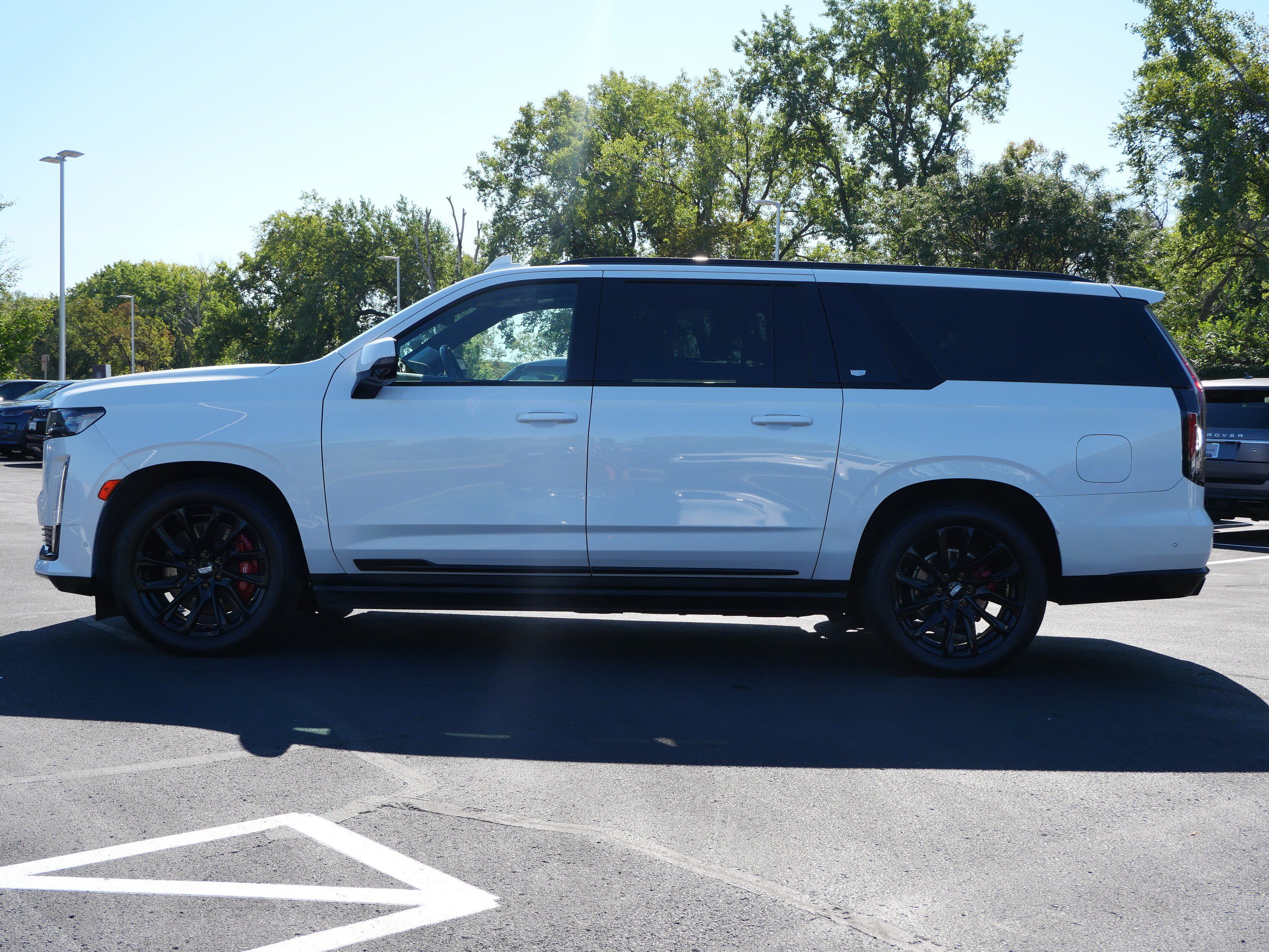 Used 2023 Cadillac Escalade ESV Sport Platinum w/ LPO, ONYX Package AWD/4WD image 2