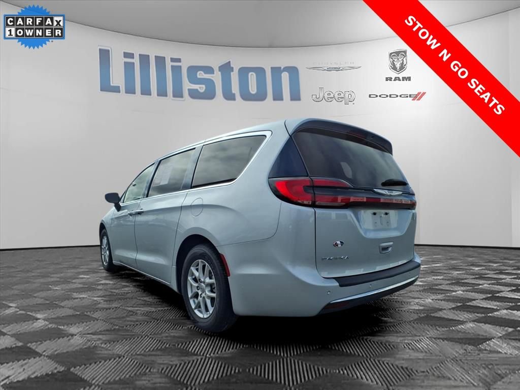 Used 2024 Chrysler Pacifica Touring-L image 4