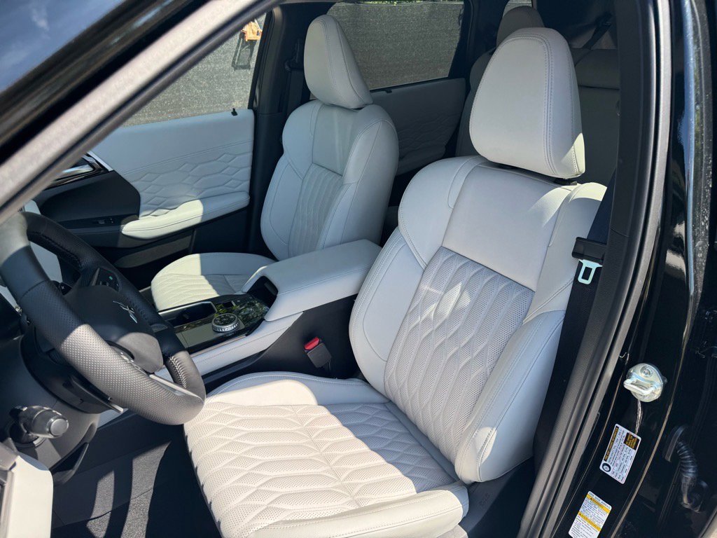 Used 2025 Mitsubishi Outlander AWD image 24