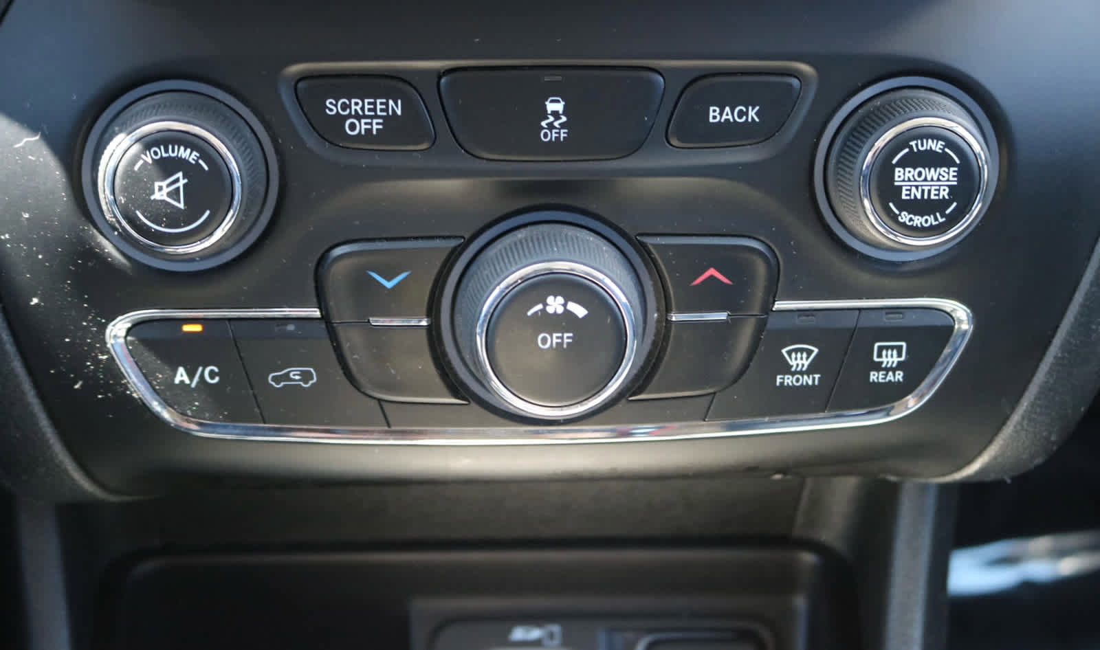 Used 2015 Jeep Cherokee Latitude AWD/4WD image 18