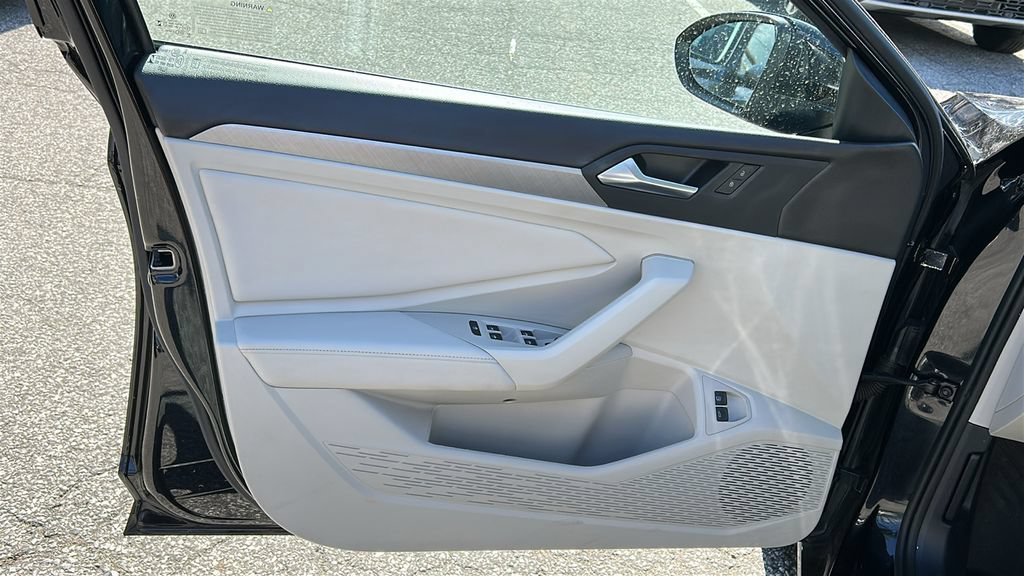 Used 2023 Volkswagen Jetta SE w/ Panoramic Sunroof Package FWD image 9