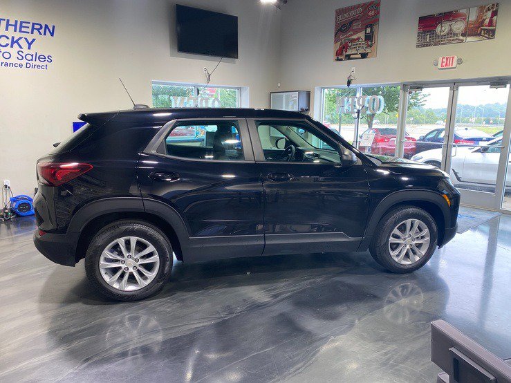 Used 2023 Chevrolet TrailBlazer LS FWD image 2