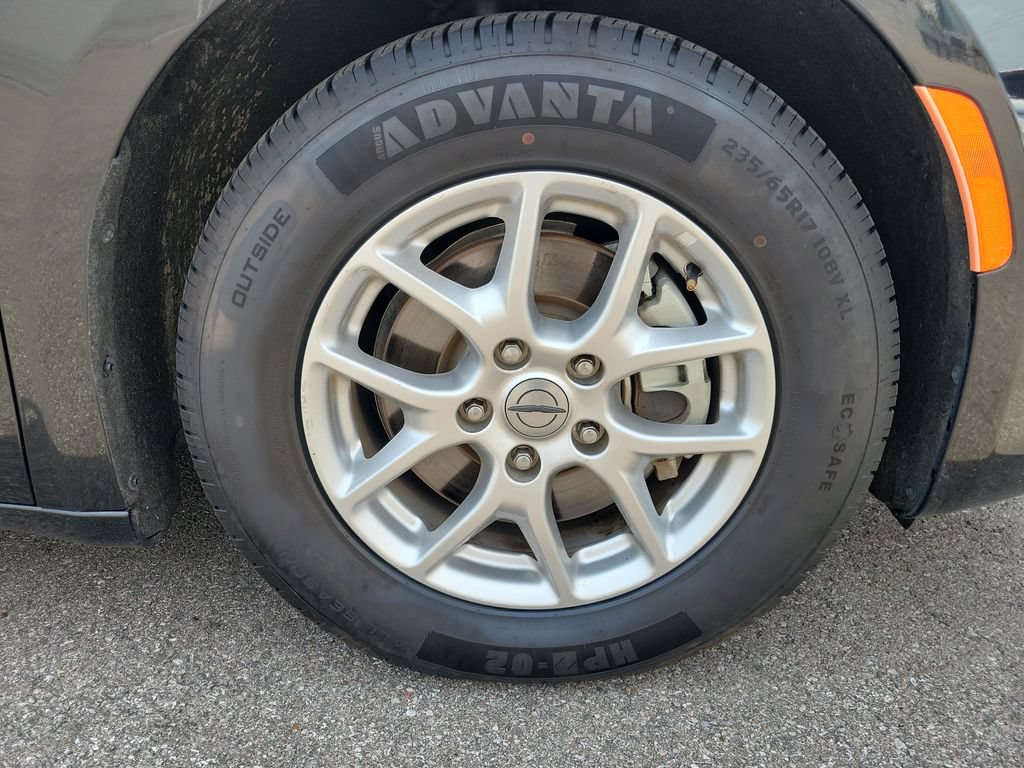 Used 2023 Chrysler Pacifica Touring-L FWD image 5