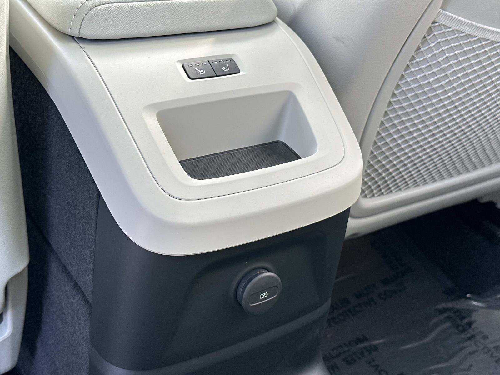 Certified 2025 Volvo XC60 T8 Plus w/ Protection Package Premier image 22