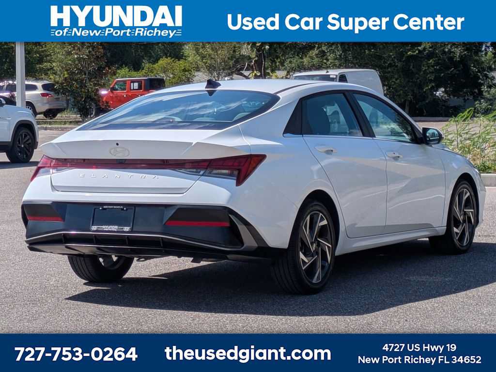 Certified 2025 Hyundai Elantra SEL FWD image 5
