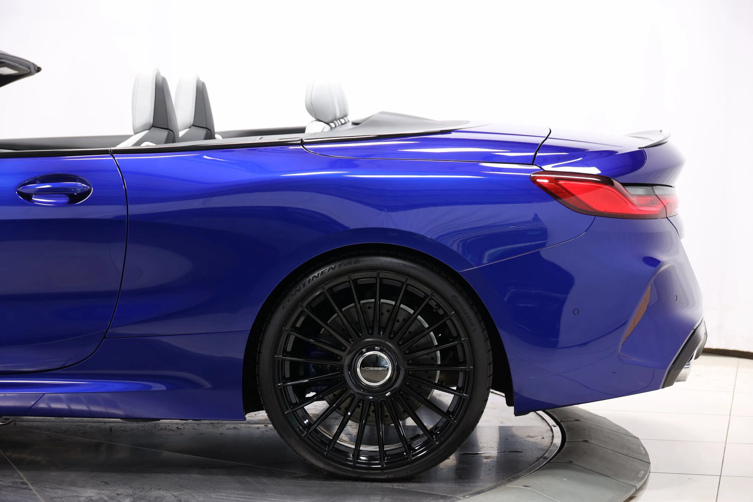 Used 2020 BMW M8 Convertible w/ M Carbon Exterior Package AWD/4WD image 8