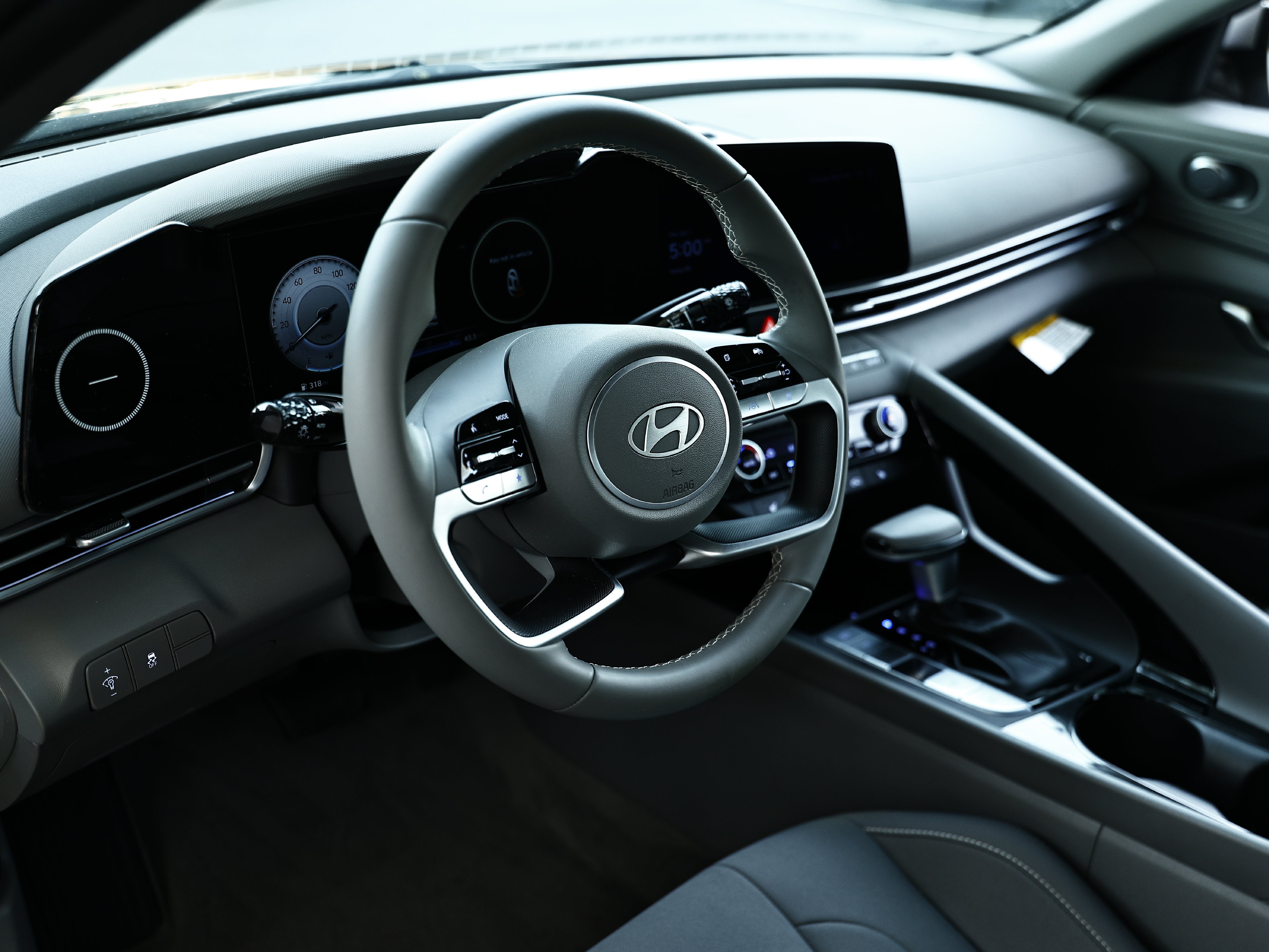 Used 2024 Hyundai Elantra SEL w/ Convenience Package FWD image 19
