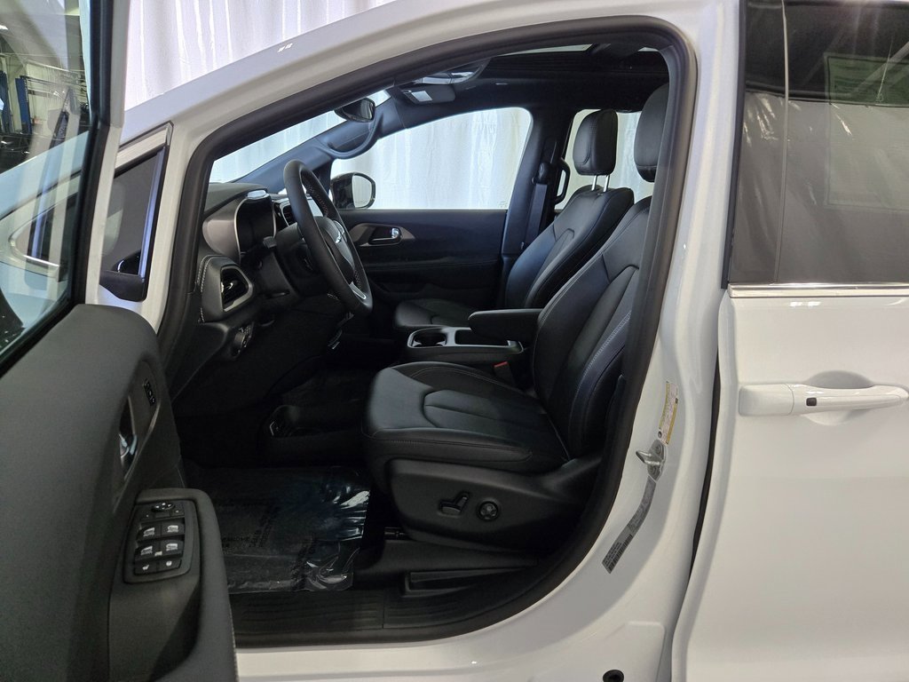New 2025 Chrysler Pacifica Select image 10
