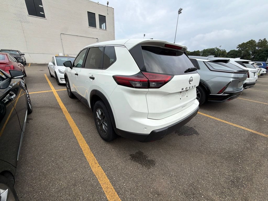 Used 2024 Nissan Rogue S FWD image 8