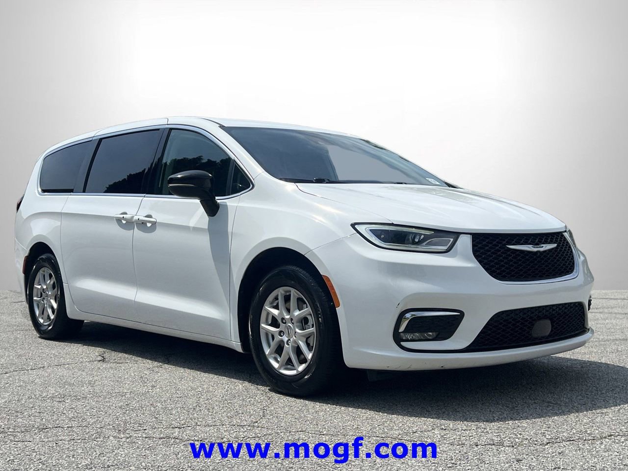 Used 2024 Chrysler Pacifica Touring-L FWD image 4