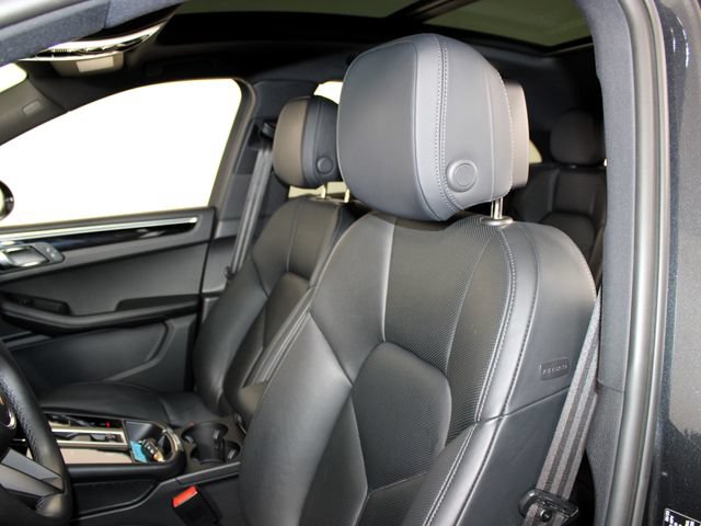 Certified 2023 Porsche Macan AWD/4WD image 19