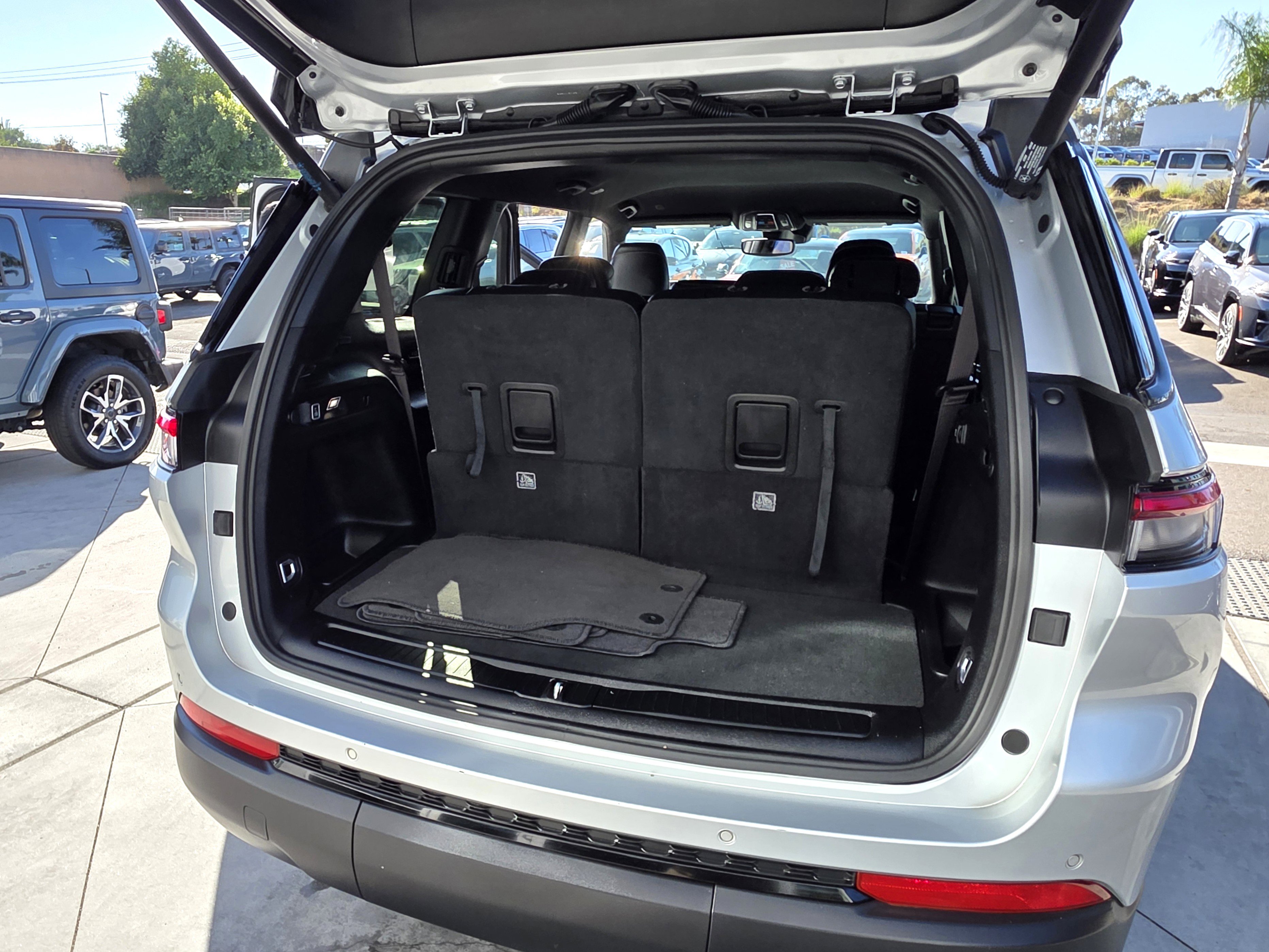 Certified 2024 Jeep Grand Cherokee L Laredo image 18