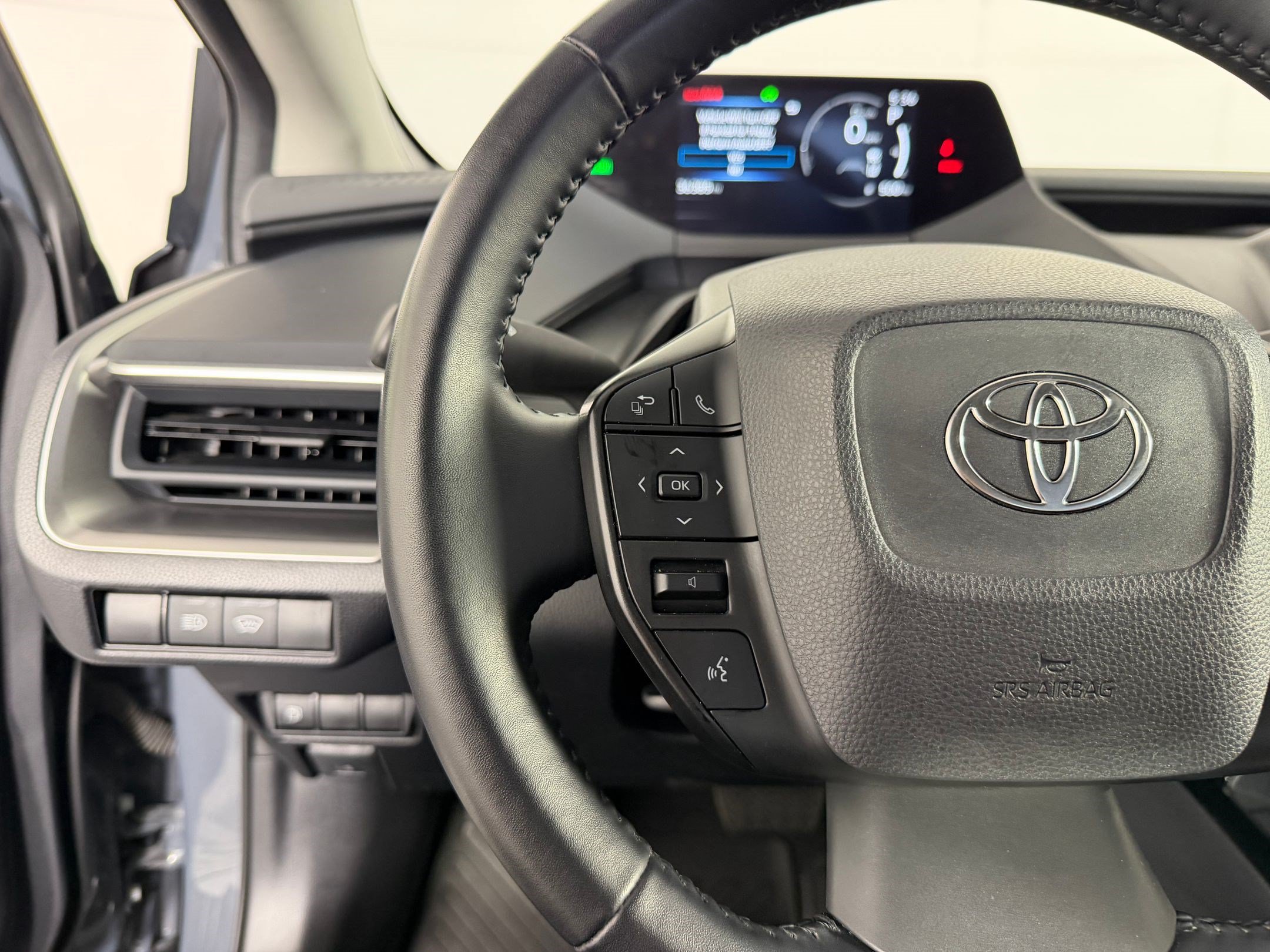 Used 2025 Toyota Prius LE FWD image 15