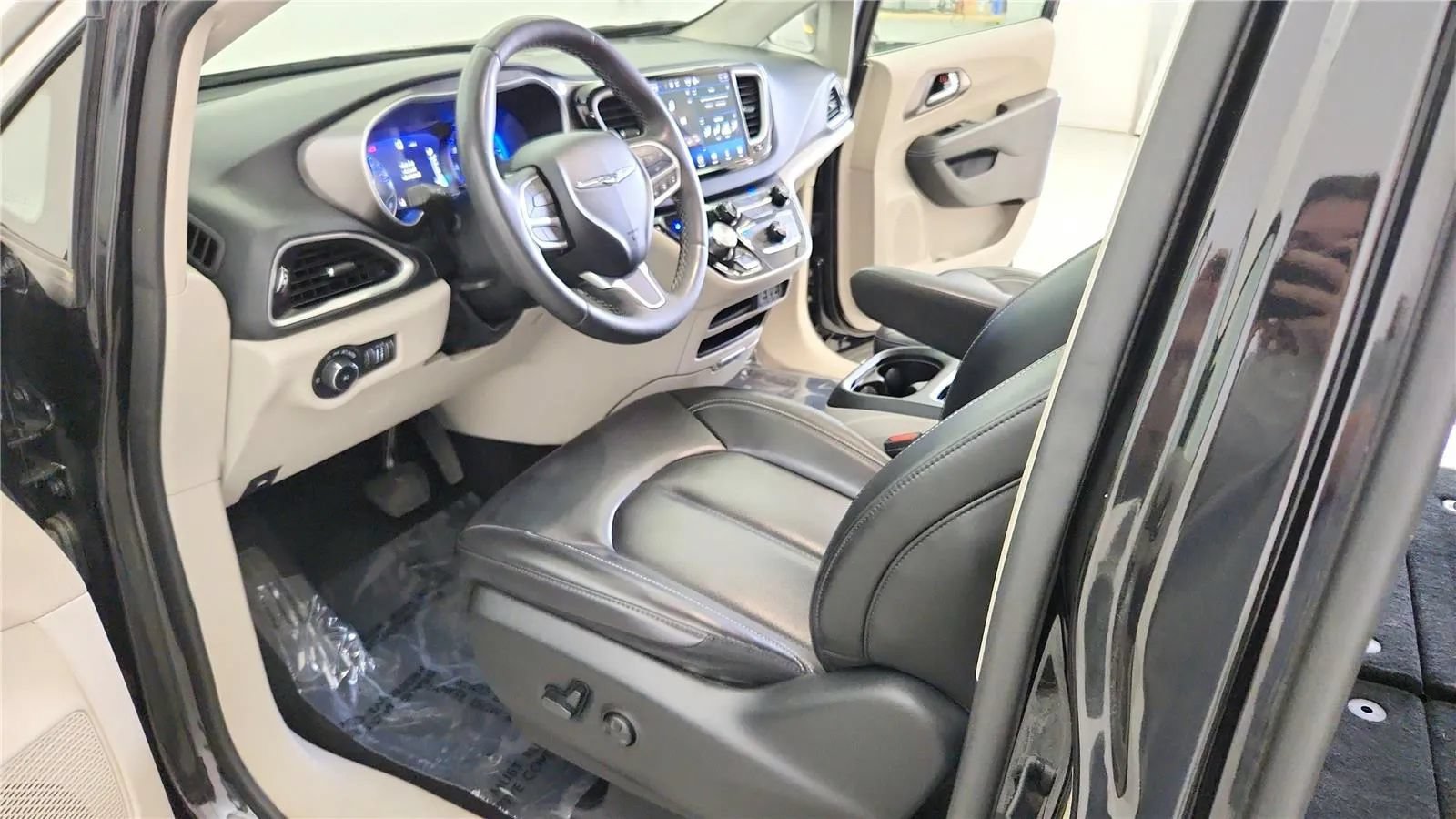 Used 2023 Chrysler Pacifica Touring-L FWD image 23