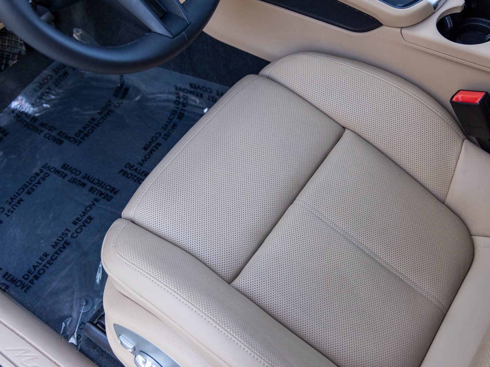 Certified 2025 Porsche Macan image 30