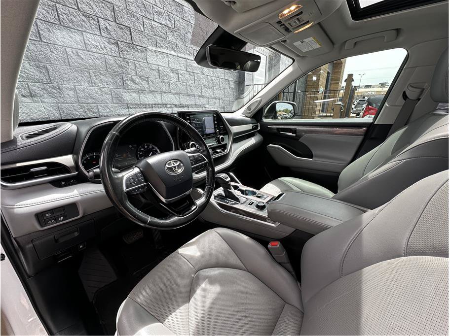 Used 2020 Toyota Highlander Limited AWD/4WD image 2