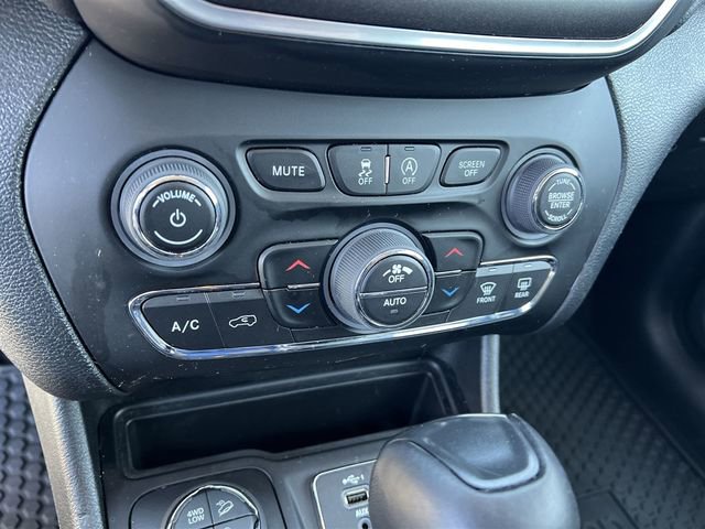 Used 2022 Jeep Cherokee Trailhawk w/ Comfort/Convenience Group AWD/4WD image 20