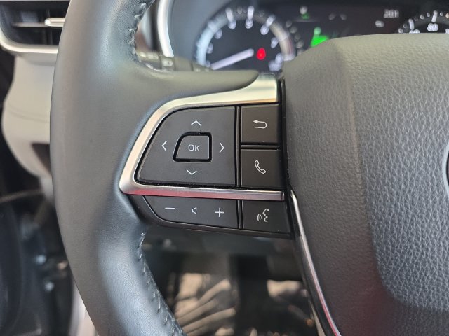 Used 2021 Toyota Highlander XLE FWD image 14