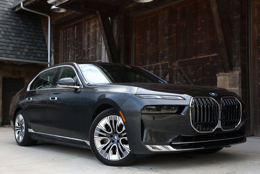 Used 2025 BMW i7 xDrive60 AWD/4WD image 3