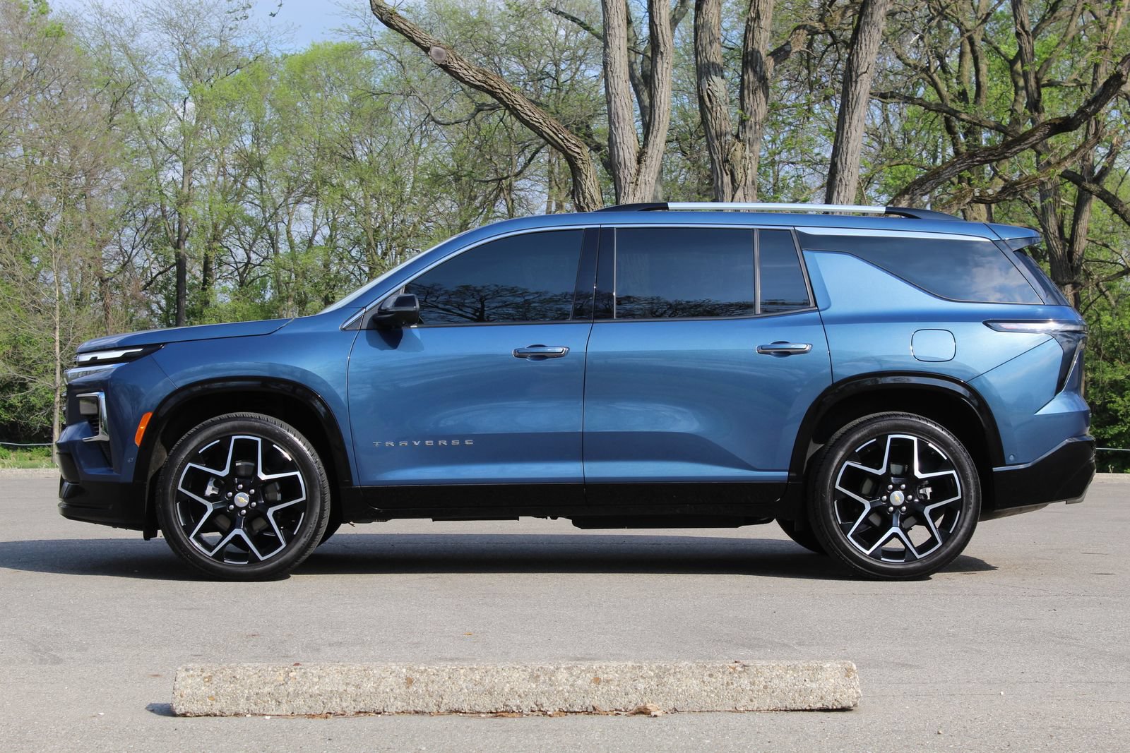 Used 2025 Chevrolet Traverse High Country w/ LPO, Floor Liner Package AWD/4WD image 5