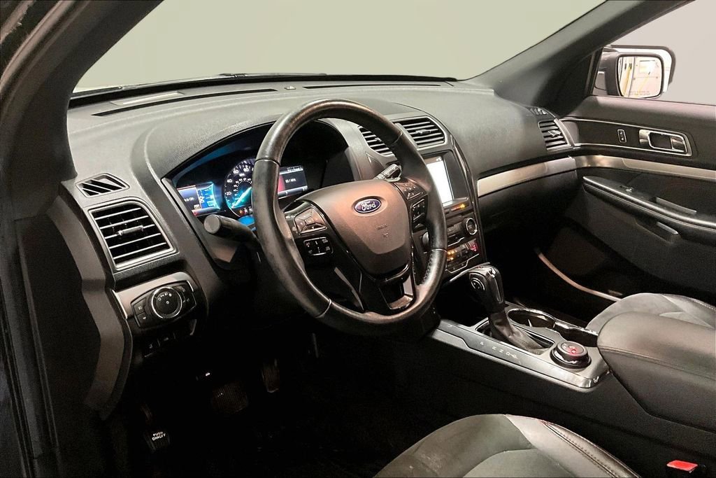 Used 2018 Ford Explorer XLT w/ XLT Appearance Package image 16