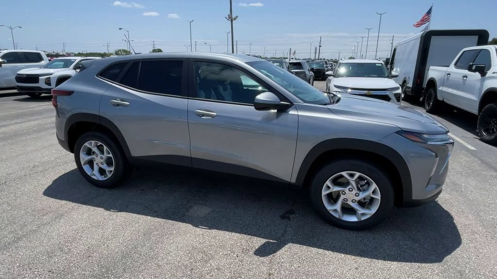 New 2026 Chevrolet Trax LS w/ LS Convenience Package FWD image 3