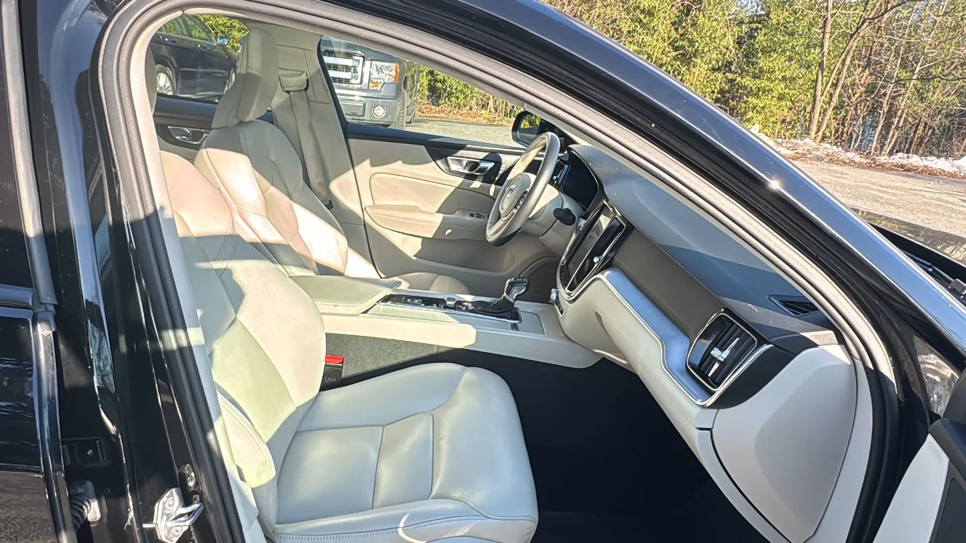 Used 2019 Volvo S60 T5 Momentum w/ Premium Package image 12