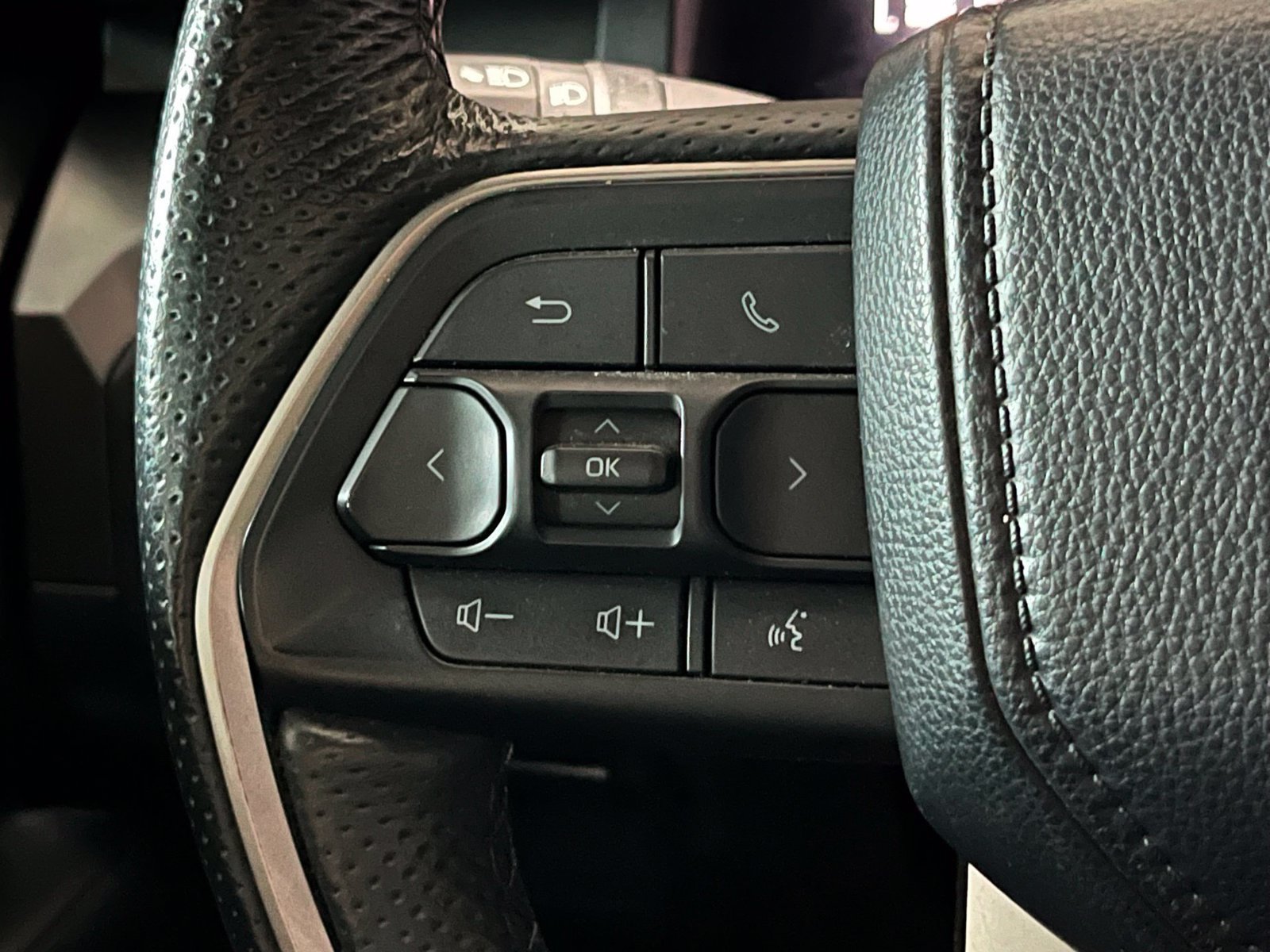 Used 2024 Toyota Tacoma SR5 AWD/4WD image 33