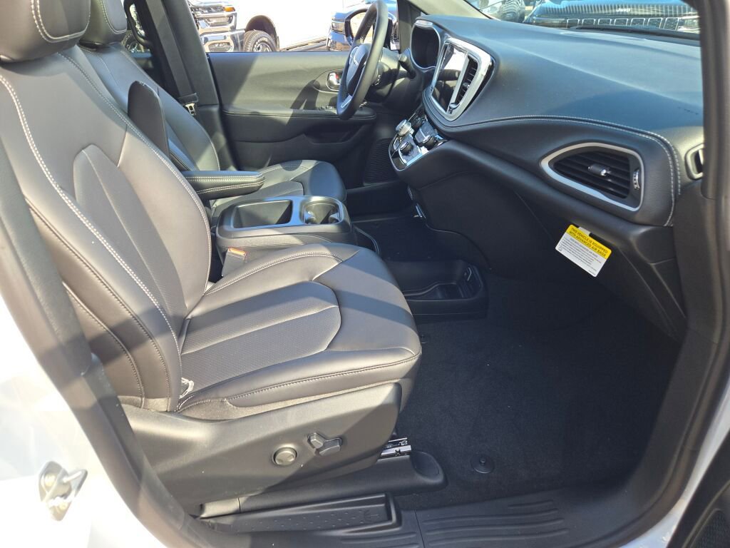 New 2026 Chrysler Pacifica Select image 6
