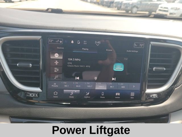 Used 2023 Chrysler Pacifica Touring-L FWD image 6