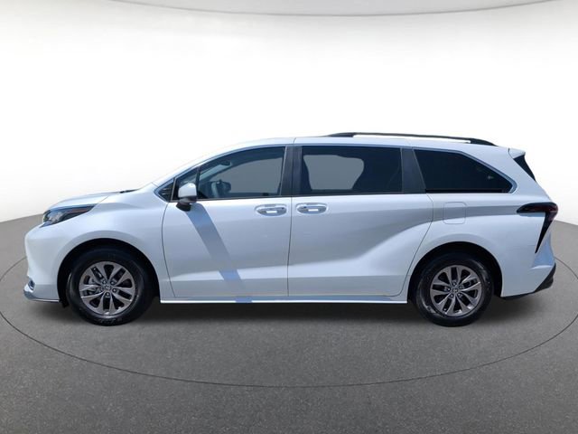 Used 2023 Toyota Sienna XLE FWD image 3