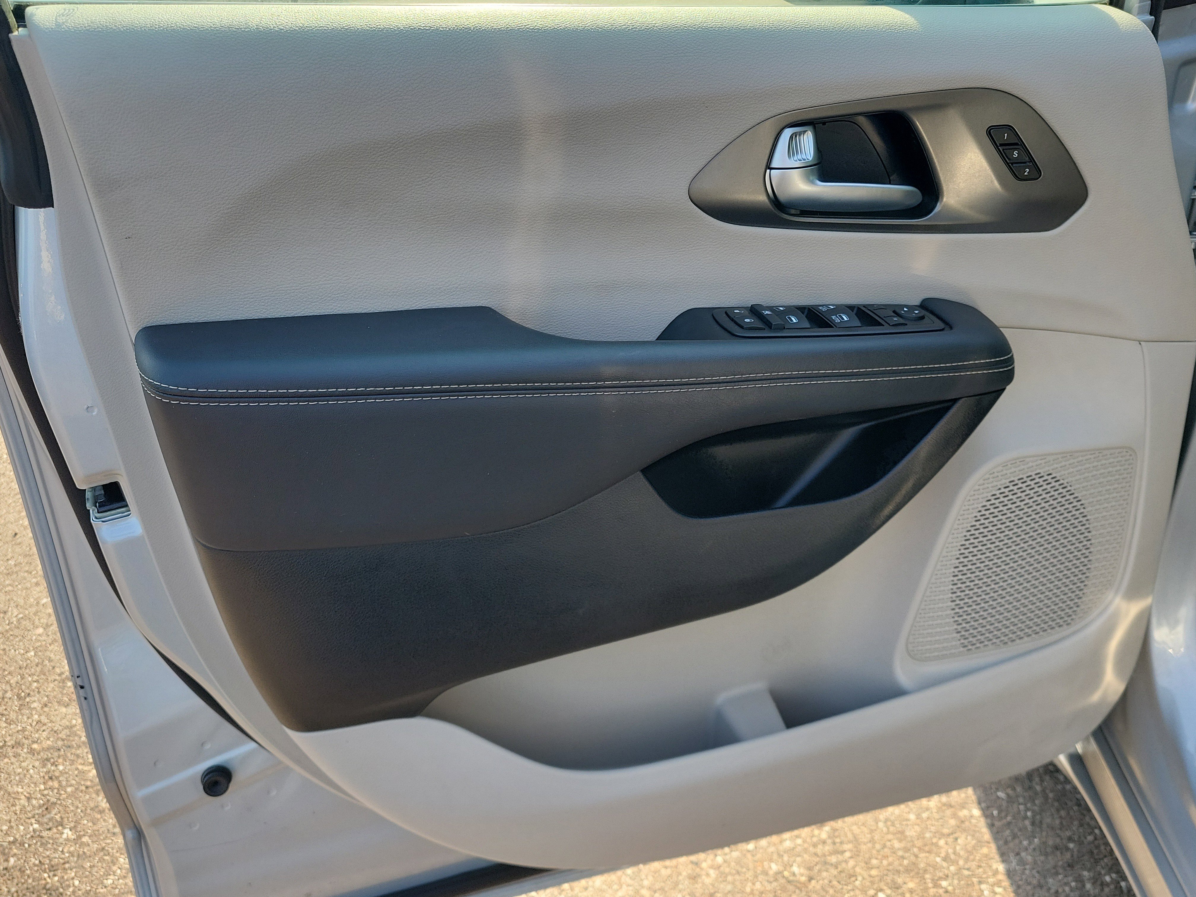 Used 2024 Chrysler Pacifica Touring-L image 20