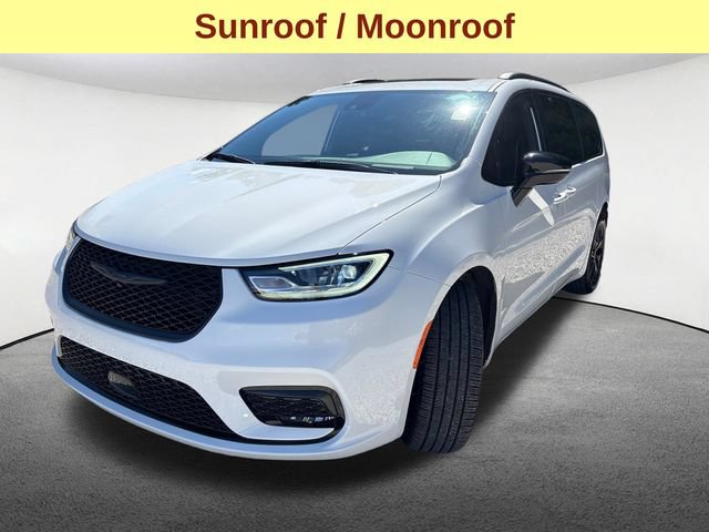 Used 2025 Chrysler Pacifica Limited w/ Trailer Tow Group AWD/4WD image 5