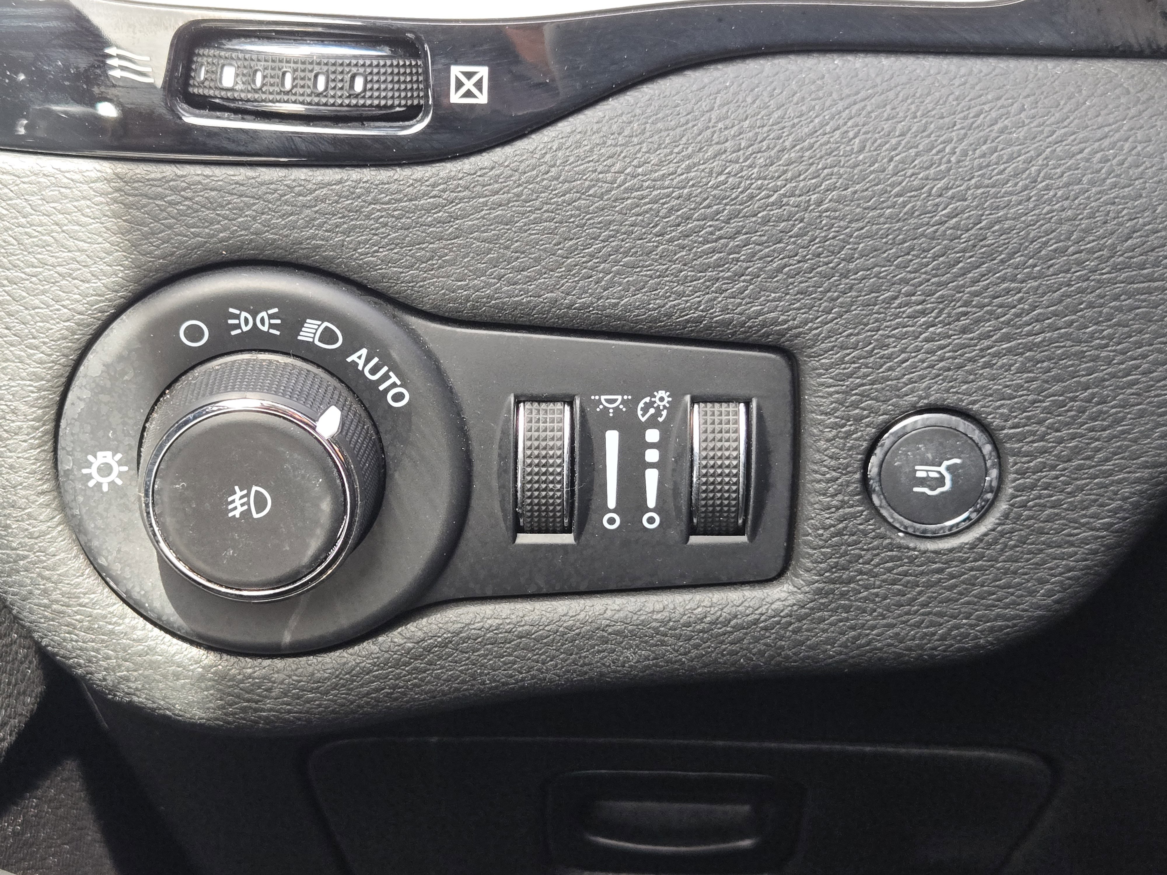 Used 2023 Jeep Cherokee Altitude Lux w/ Lux Elite Package image 25