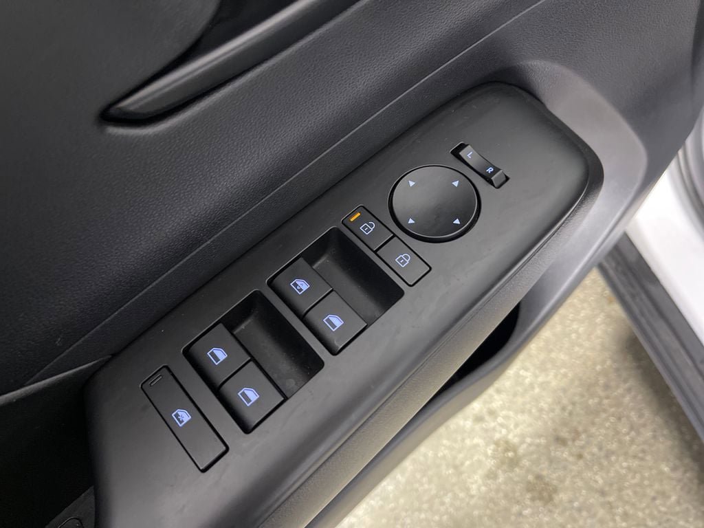 Certified 2025 Hyundai Kona SEL AWD/4WD image 18