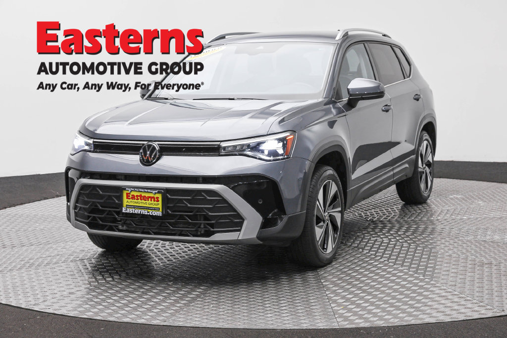Used 2025 Volkswagen Taos SE AWD/4WD image 1