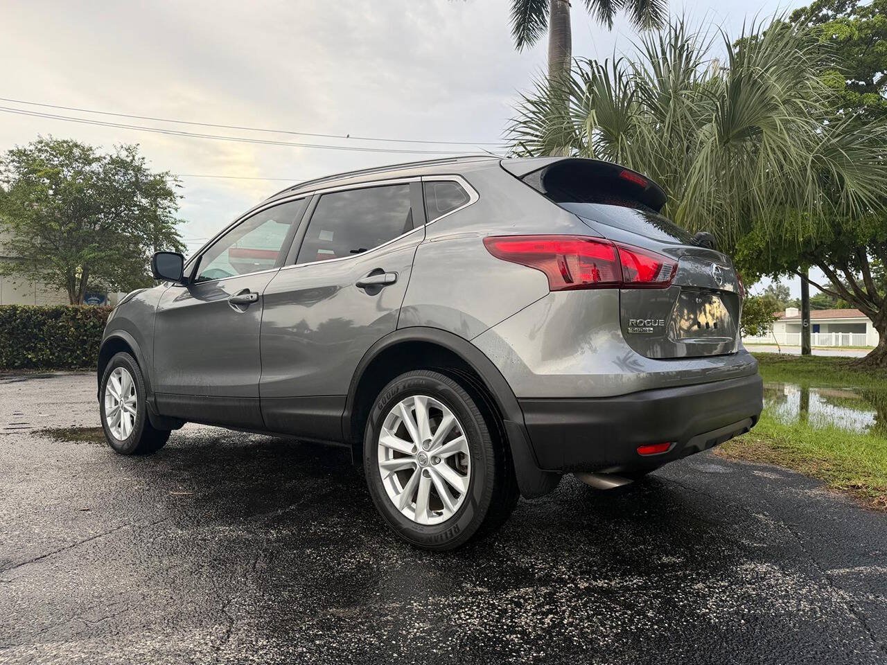 Used 2017 Nissan Rogue Sport SV w/ SV Premium Package FWD image 2