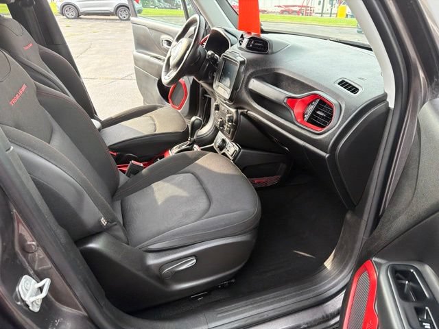 Used 2018 Jeep Renegade Trailhawk w/ Popular Equipment Group AWD/4WD image 35