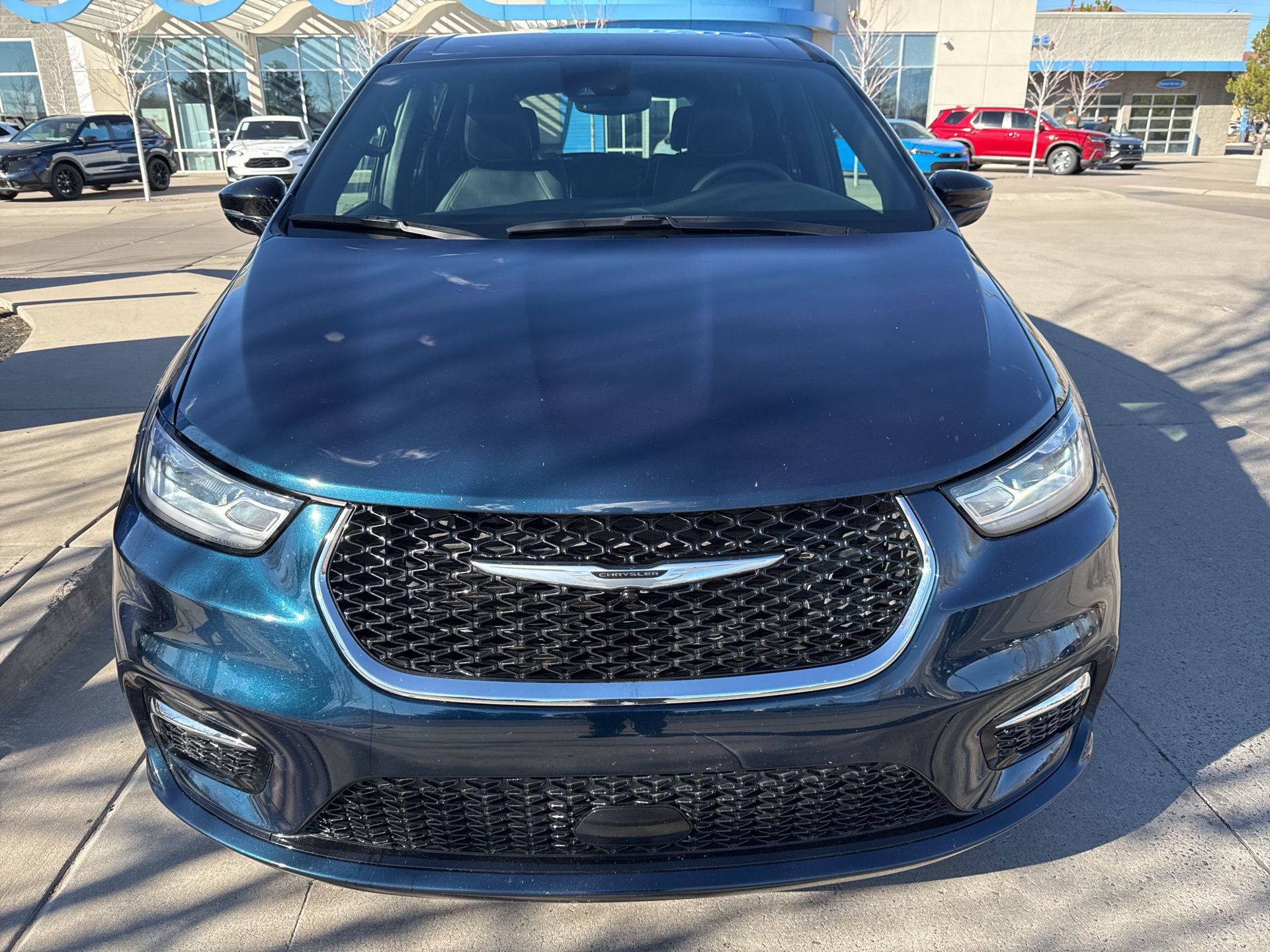 Used 2025 Chrysler Pacifica Select image 2