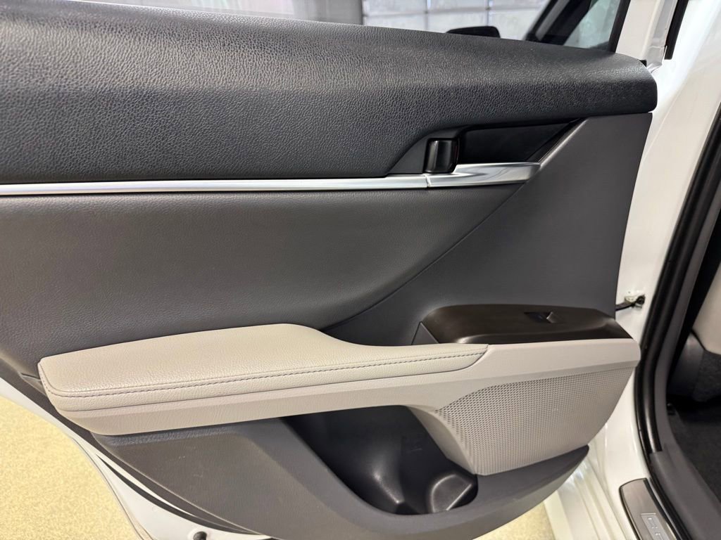 Used 2021 Toyota Camry XLE FWD image 14