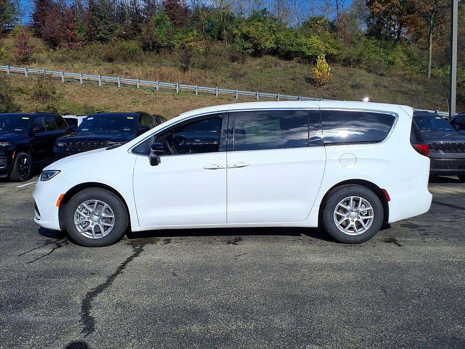 New 2026 Chrysler Pacifica Select FWD image 2