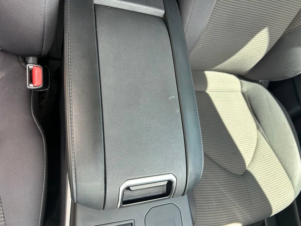 Used 2024 Toyota Highlander LE FWD image 33