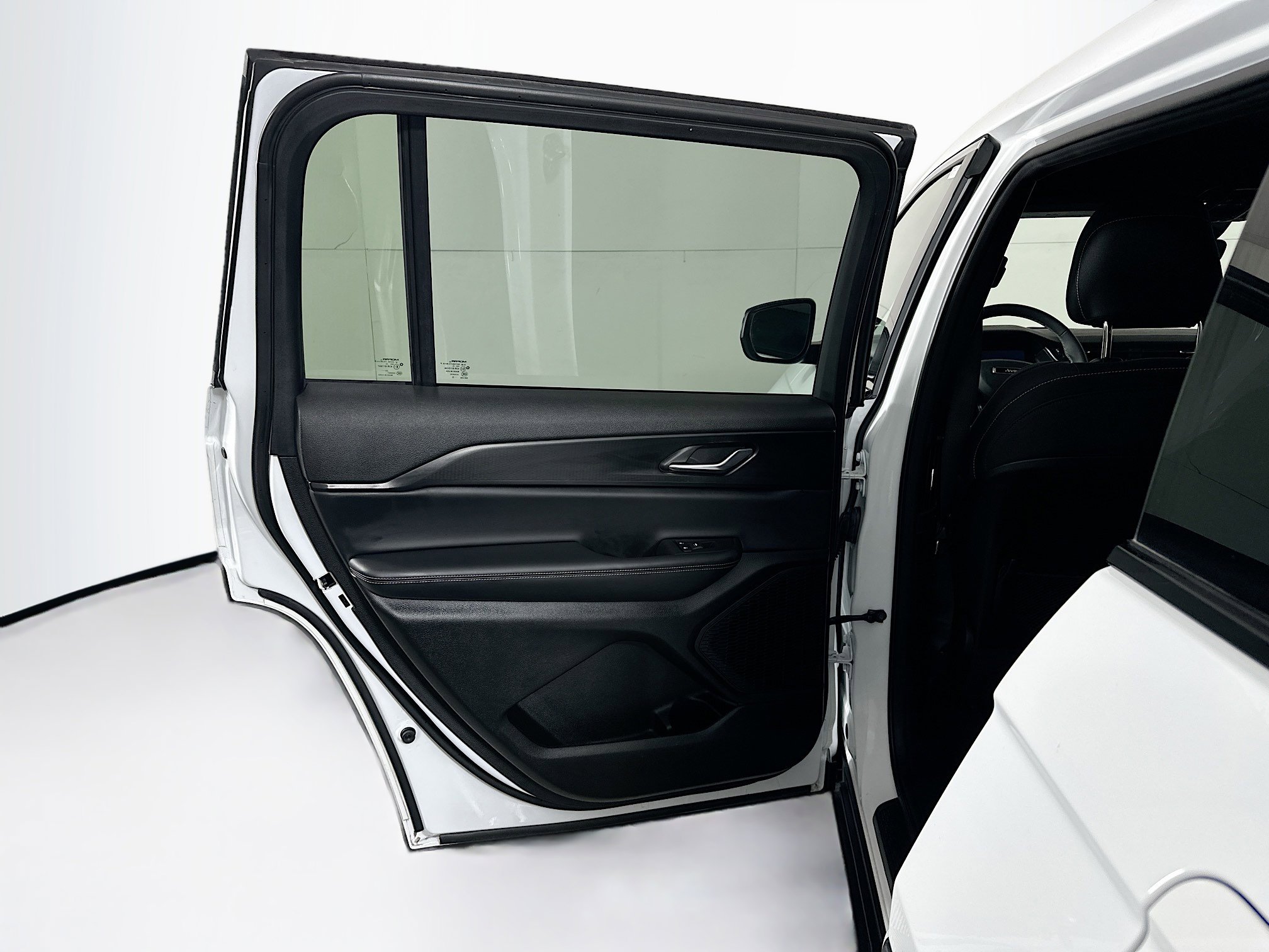 Used 2025 Jeep Grand Cherokee L Laredo image 25