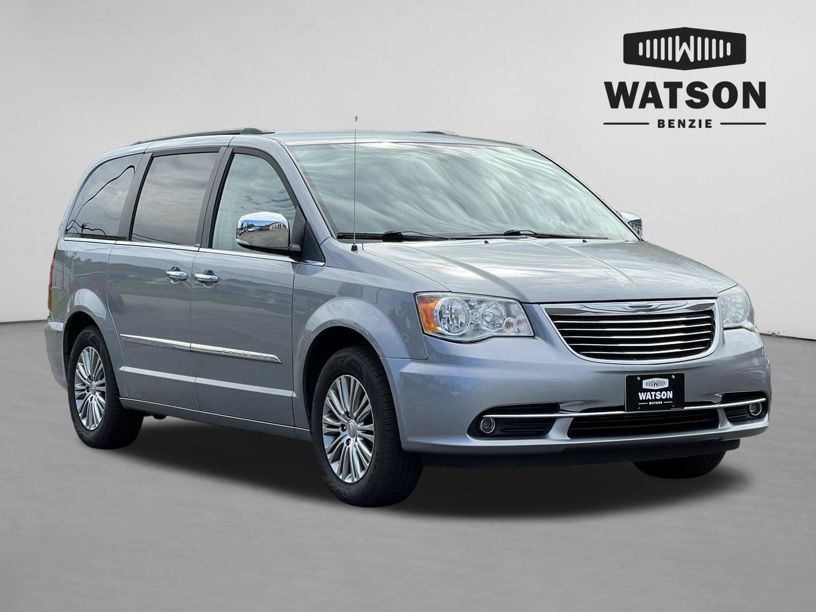 Used 2014 Chrysler Town & Country Touring-L w/ Driver Convenience Group FWD image 1