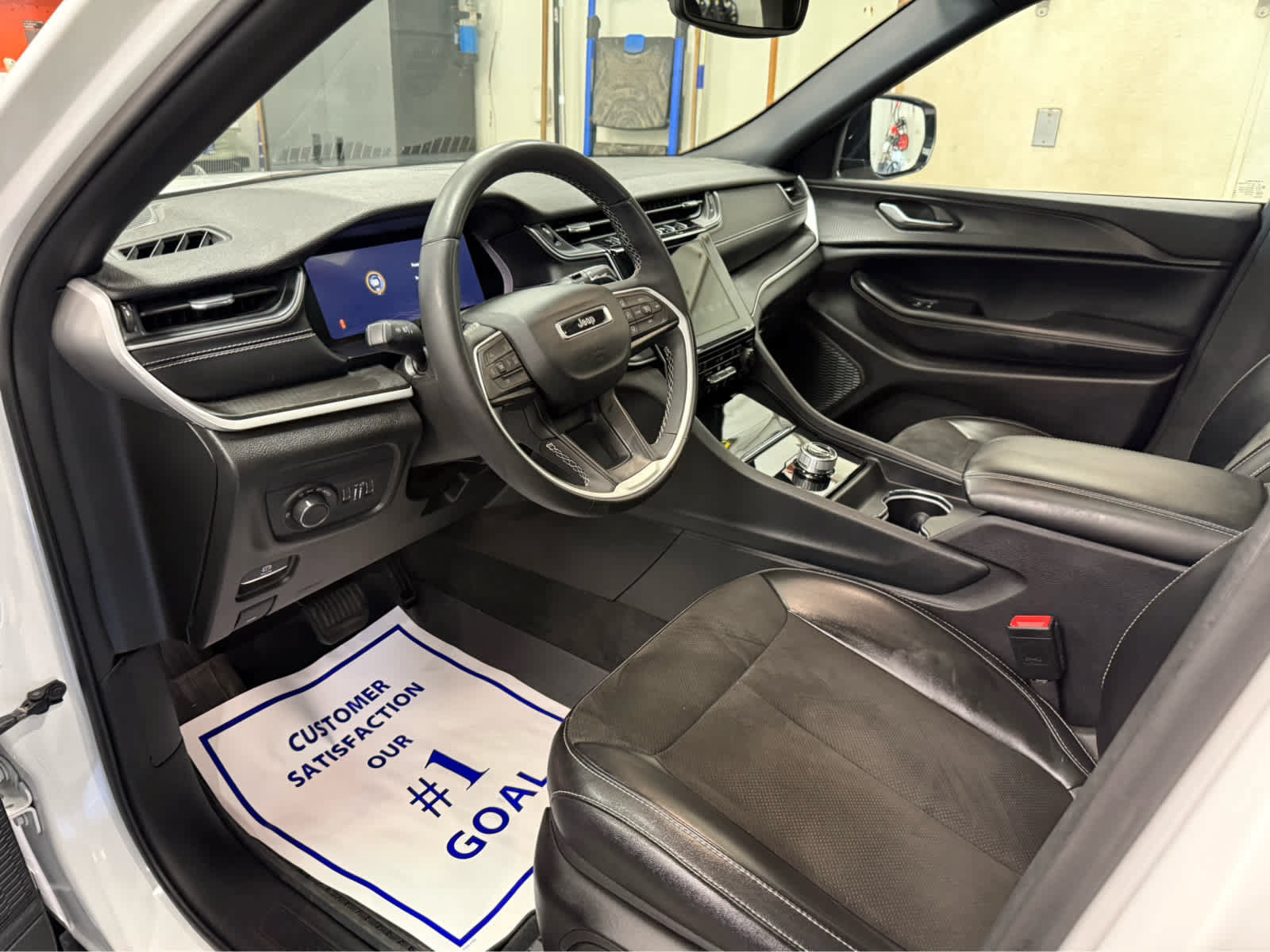 Used 2023 Jeep Grand Cherokee Altitude AWD/4WD image 11