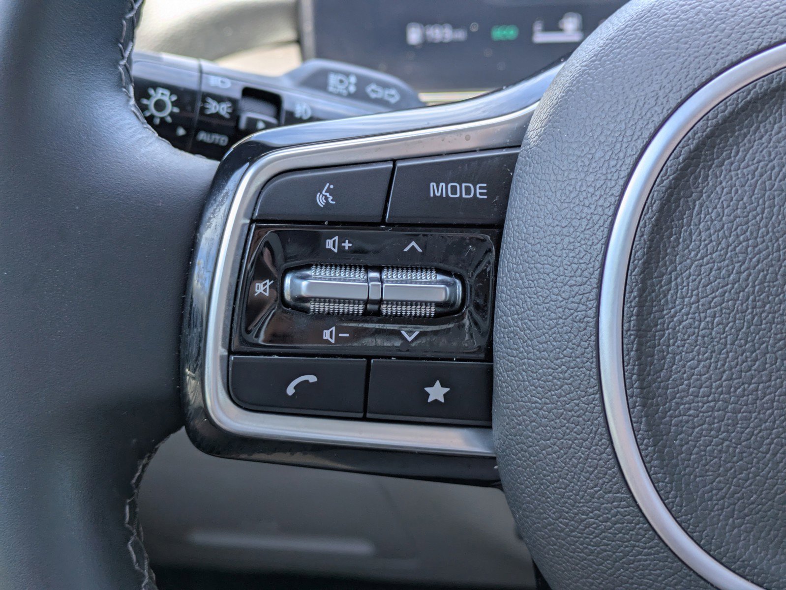 Certified 2025 Kia Sorento SX image 22