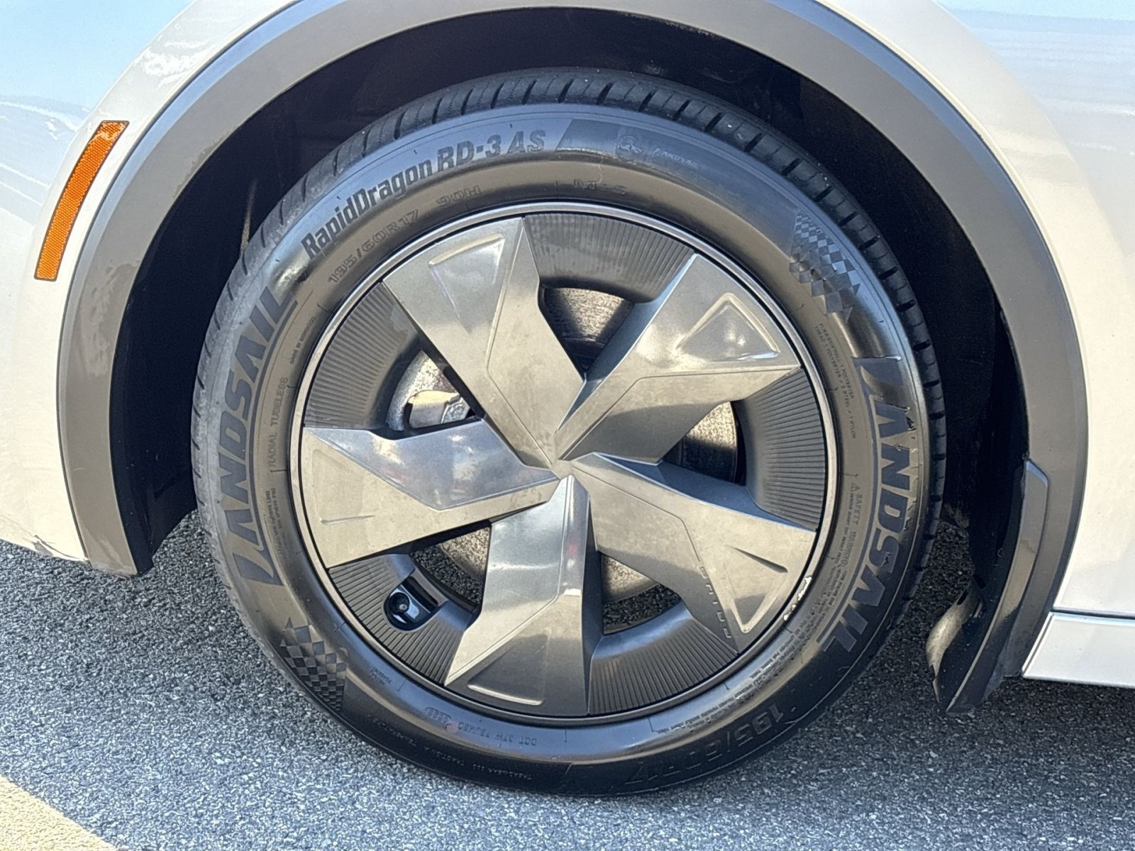Used 2024 Toyota Prius LE AWD/4WD image 8