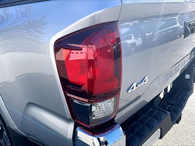 Used 2021 Toyota Tacoma SR5 AWD/4WD image 32